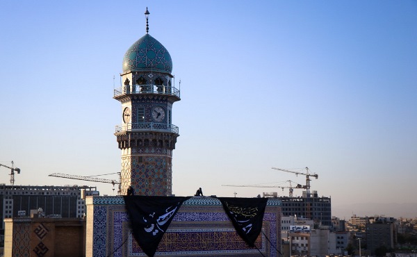 پرچم عزا بر گلدستههای حرم امام رضا (ع) برافراشته شد
